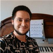 Doy clases de lenguaje musical e instrumento (piano, violín, canto) y preparación de pruebas de acceso al conservatorio